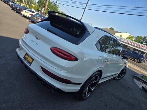 Glacier White Solid 2022 Bentley Bentayga V8