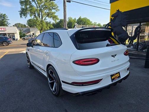 Glacier White Solid 2022 Bentley Bentayga V8