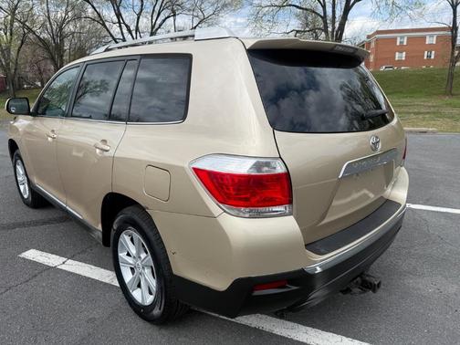 Sandy Beach Metallic 2012 Toyota Highlander SE