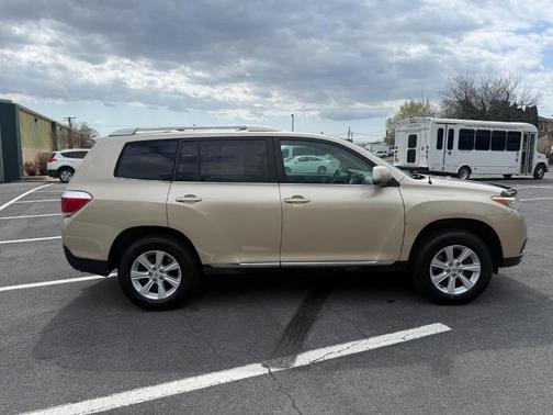 Sandy Beach Metallic 2012 Toyota Highlander SE