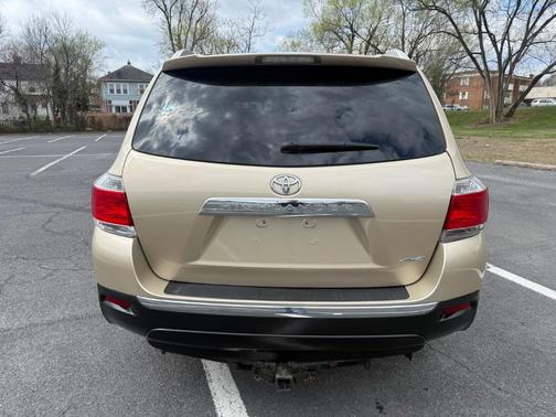 Sandy Beach Metallic 2012 Toyota Highlander SE