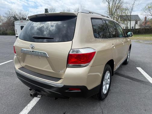 Sandy Beach Metallic 2012 Toyota Highlander SE