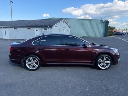BURGUNDY/MAROON 2012 Volkswagen Passat 2.0 TDI SEL Premium