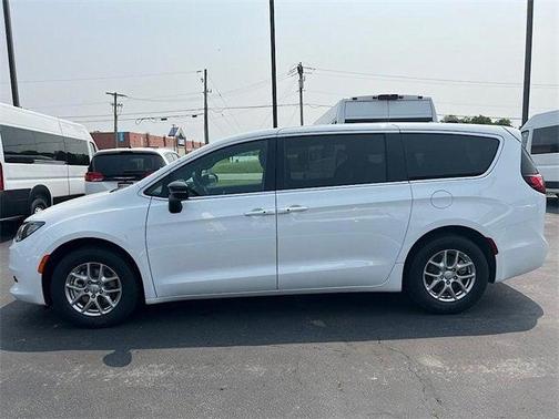 2025 Chrysler Voyager LX