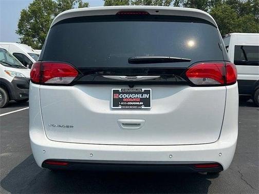 2025 Chrysler Voyager LX