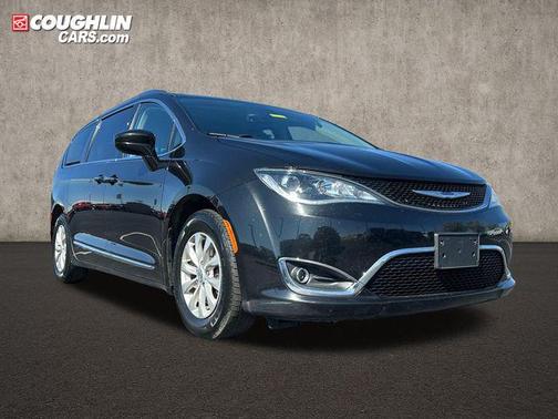 Brilliant Black Crystal Pearlcoat 2019 Chrysler Pacifica Touring L