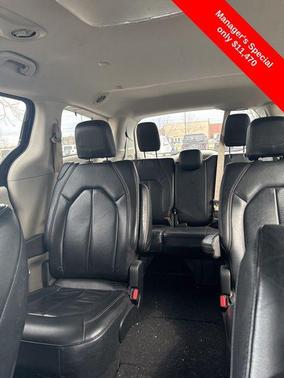 Brilliant Black Crystal Pearlcoat 2019 Chrysler Pacifica Touring L