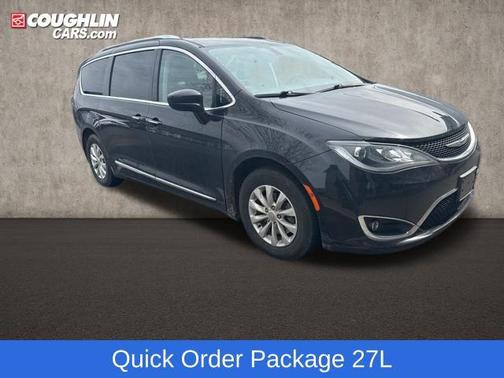 Brilliant Black Crystal Pearlcoat 2019 Chrysler Pacifica Touring L