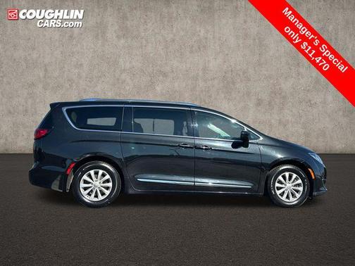 Brilliant Black Crystal Pearlcoat 2019 Chrysler Pacifica Touring L