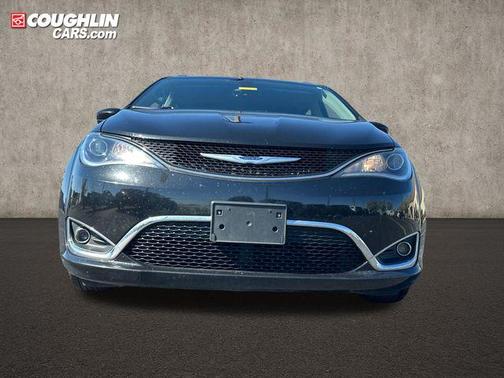 Brilliant Black Crystal Pearlcoat 2019 Chrysler Pacifica Touring L