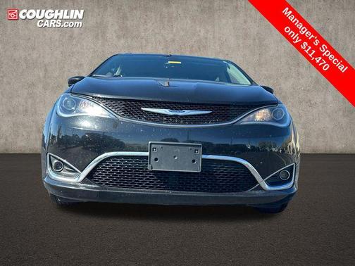 Brilliant Black Crystal Pearlcoat 2019 Chrysler Pacifica Touring L