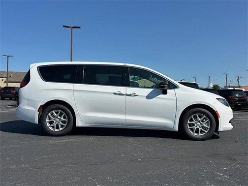 2025 Chrysler Voyager LX