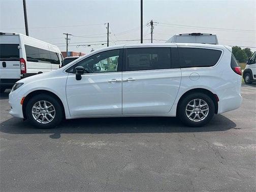 2025 Chrysler Voyager LX