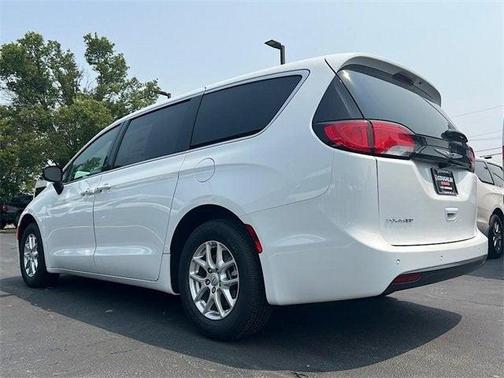 2025 Chrysler Voyager LX