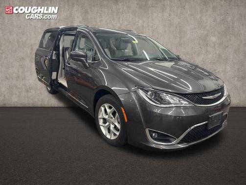 Granite Crystal Metallic Clearcoat 2017 Chrysler Pacifica Touring-L