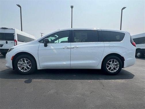 2025 Chrysler Voyager LX