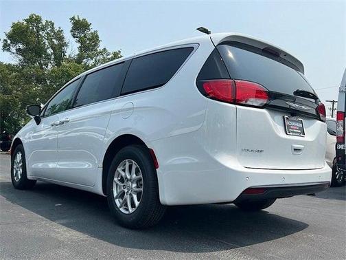 2025 Chrysler Voyager LX