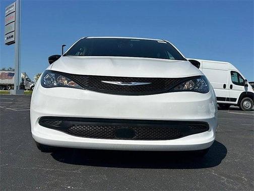 2025 Chrysler Voyager LX