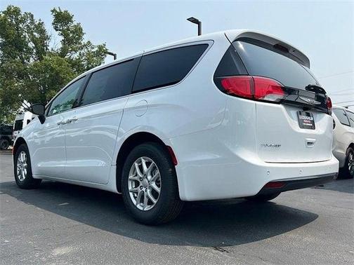 2025 Chrysler Voyager LX