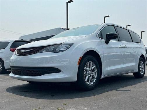 2025 Chrysler Voyager LX