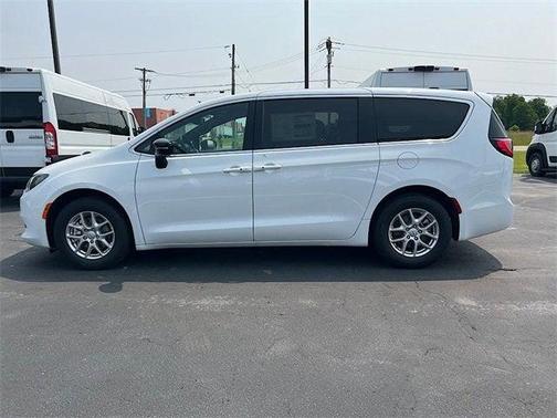 2025 Chrysler Voyager LX