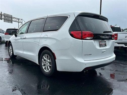 2025 Chrysler Voyager LX