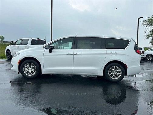 2025 Chrysler Voyager LX