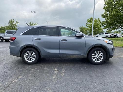 Photo 2 of 24 of 2020 Kia Sorento LX