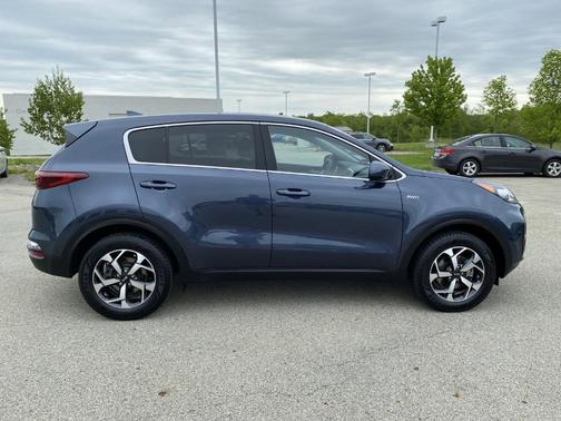 Photo 2 of 32 of 2020 Kia Sportage LX