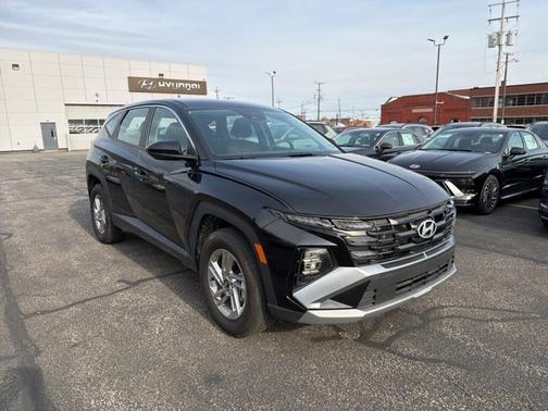Black 2025 Hyundai TUCSON SE