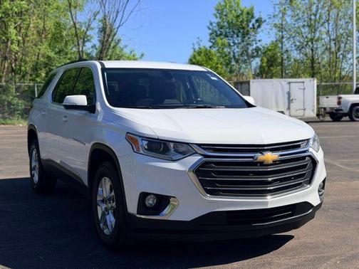 Summit White 2019 Chevrolet Traverse LT Cloth