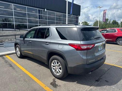 Satin Steel Metallic 2021 Chevrolet Traverse LT Cloth