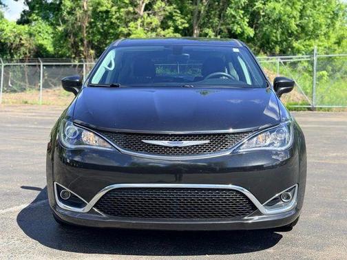 Brilliant Black Crystal Pearlcoat 2018 Chrysler Pacifica Touring Plus