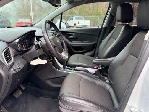 Silver Ice Metallic 2022 Chevrolet Trax LT