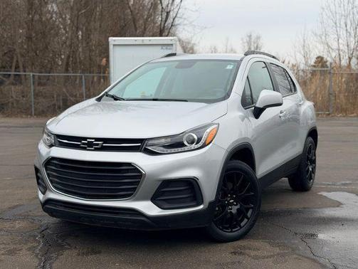 Silver Ice Metallic 2022 Chevrolet Trax LT