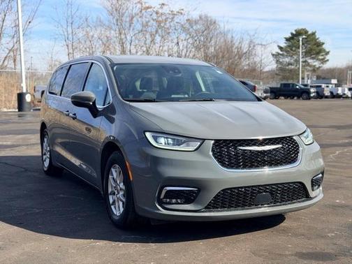 2023 Chrysler Pacifica Touring-L