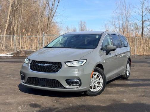 2023 Chrysler Pacifica Touring-L