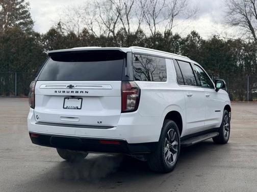 2023 Chevrolet Suburban LT