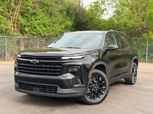 Mosaic Black Metallic 2024 Chevrolet Traverse LT