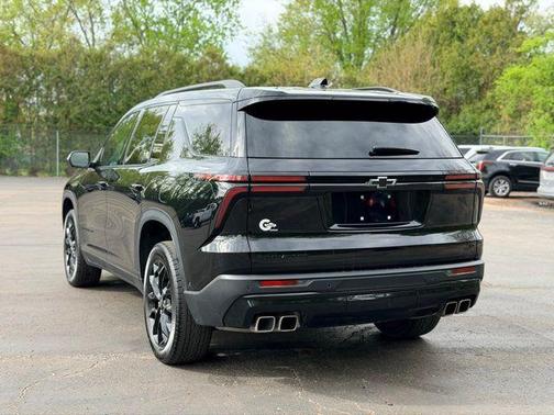 Mosaic Black Metallic 2024 Chevrolet Traverse LT