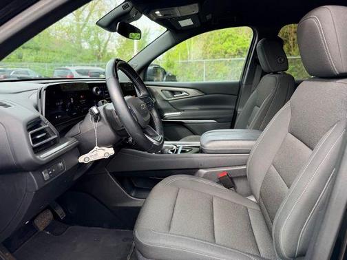 Mosaic Black Metallic 2024 Chevrolet Traverse LT