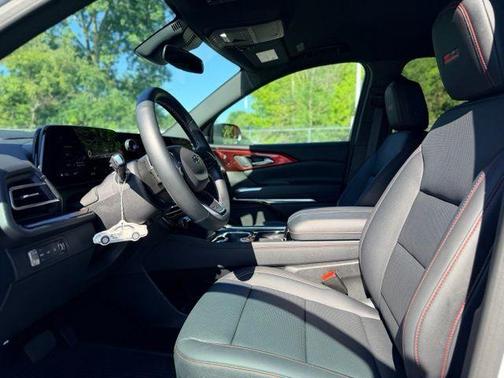 Iridescent Pearl Tricoat 2025 Chevrolet Traverse Z71
