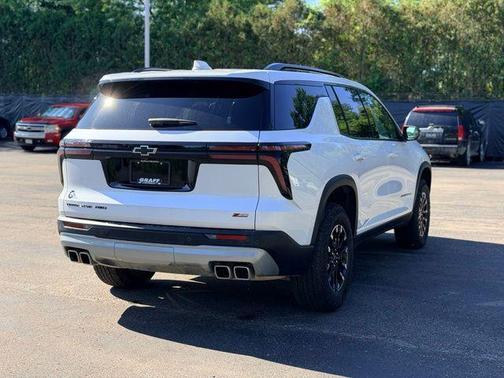 Iridescent Pearl Tricoat 2025 Chevrolet Traverse Z71