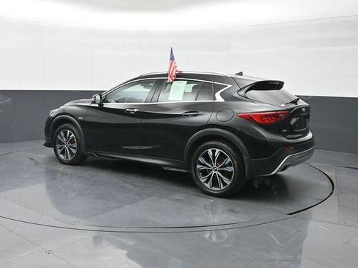 2017 INFINITI QX30 Premium