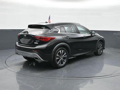 2017 INFINITI QX30 Premium