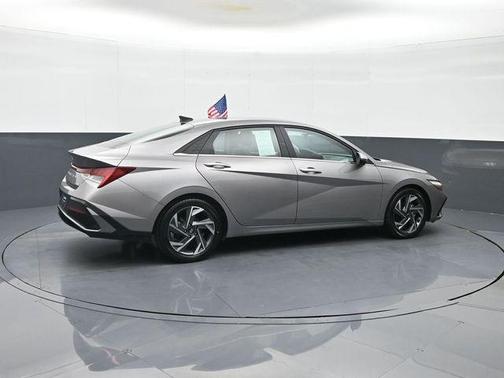 Fluid Metal 2024 Hyundai ELANTRA Limited