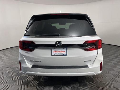 Platinum White Pearl 2026 Honda Odyssey Touring