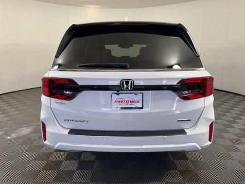 Platinum White Pearl 2026 Honda Odyssey Touring