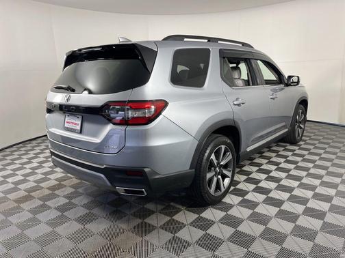 Lunar Silver Metallic 2024 Honda Pilot Elite