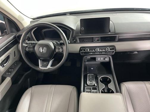Lunar Silver Metallic 2024 Honda Pilot Elite